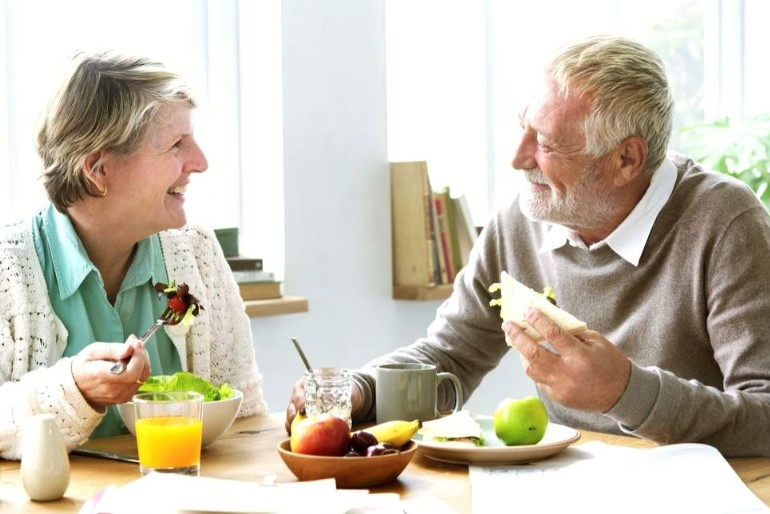 Stili di vita e alimentazione per gli anziani: linee guida essenziali